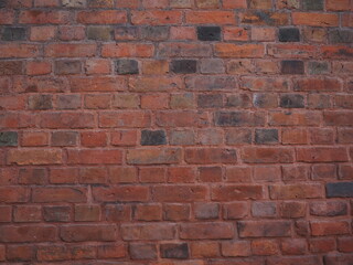 Ceglana ściana o zmroku.