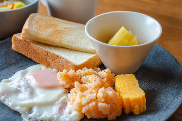 Mixed style breakfast / 和洋ミックスの朝食プレート
