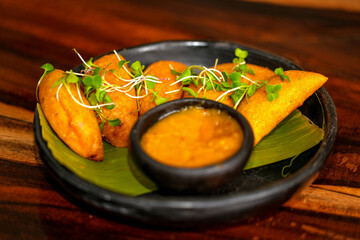Comida típica – empanadas - salsa 