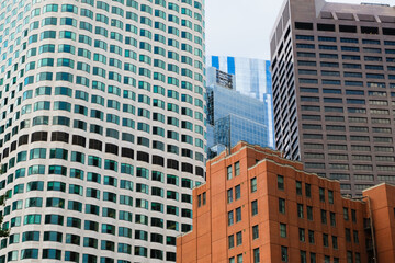 Obraz premium A cluster of high-rise buildings showcasing diverse architectural styles and materials in an urban skyline, Boston South station district
