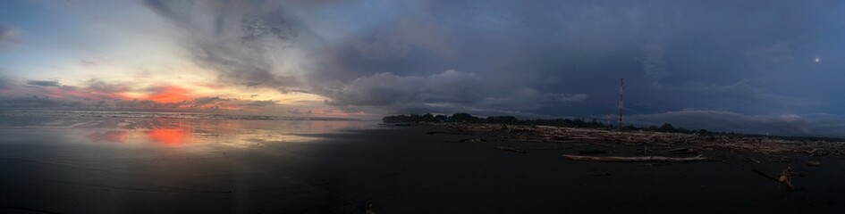 Naklejka premium Contraste de Sol y Sombra en el Pacífico