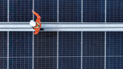 Solar power technician inspecting rooftop solar panels, performing maintenance and installation of renewable energy systems for a sustainable future. © ultramansk