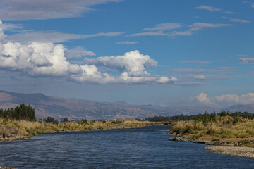 Rio Mantaro, aguas del rio surcando a través del Valle del Mantaro en los andes peruanos en un día soleado