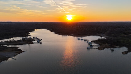 Naklejka premium Evening sunset over a lake