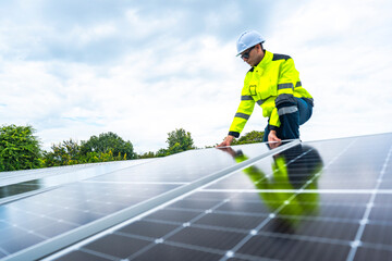 Obraz premium A skilled technician adjusts a solar panel on rooftop, emphasizing the transition to sustainable energy. Equipped with safety gear, the worker demonstrates precision in renewable energy installations.
