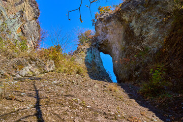 秋の群馬県下仁田町の県立妙義公園のハイキングコースの第二石門を入口(カニのよこばい)側から見る