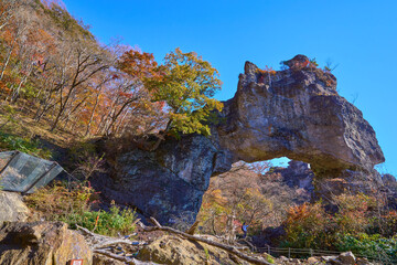 秋の群馬県下仁田町の県立妙義公園のハイキングコースの第四石門を石門広場から見る