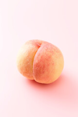 ピンク背景に美味しそうな白桃