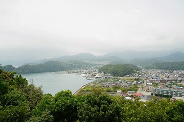 山の上から見る漁村