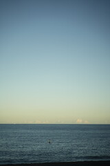 夕暮れ時の海と空と海岸線