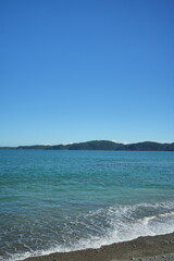 綺麗な海から打ち寄せる波