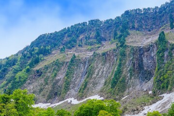 立山連峰から流れ落ちる豪快な滝の絶景