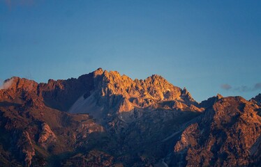 Obraz premium Golden Sunrise Light Illuminating Yulong Snow Mountain Peaks In Lijiang