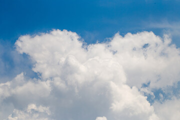 Fototapeta premium Dramatic Billowing Clouds Over Turbulent Waves Under Blue Sky