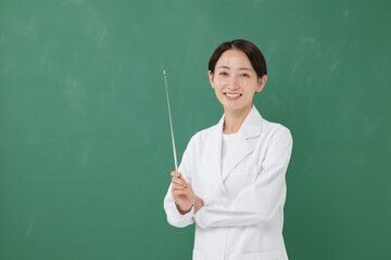 指示棒を持つ白衣の女性