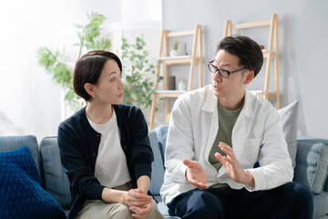 ソファーに座る男女