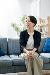 ソファに座る女性