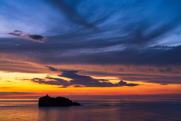 白兎海岸の美しい夕焼けとシルエット