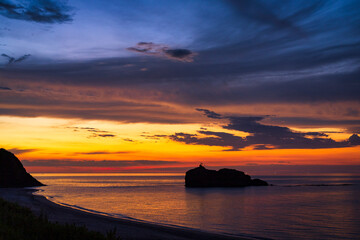 白兎海岸の美しい夕焼けとシルエット