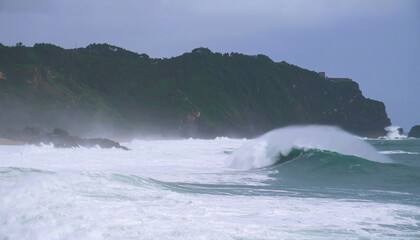 Naklejka premium waves crashing on rocks