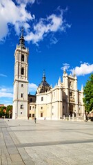 Obraz premium Exterior of a grand cathedral on a sunny day