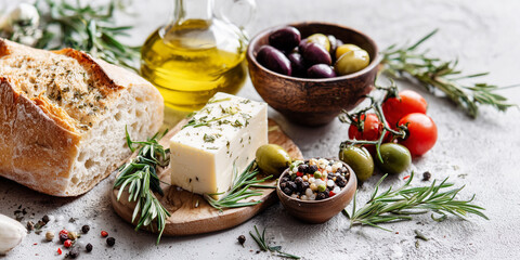 Mediterranes Essen mit Oliven Schafsk&auml;se und verschiedenen weitereren Speisen. Gesundheit Abwechslungsreiche Produkte