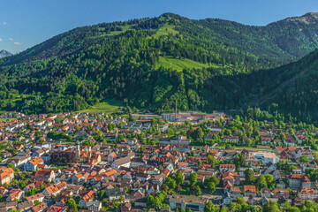 Fototapeta premium Sonniger Sommerabend rund um Immenstadt, Ausblick über die Stadt zum Hausberg Mittag