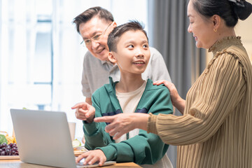 Obraz premium Grandparenting, expression, admiration, interaction, support — child smiles while explaining colorful cooking plan, holiday season moment of bonding relationship connect to different aging, retirement