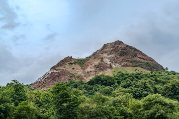 下から見た昭和新山