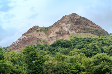 下から見た昭和新山