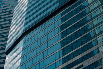Obraz premium walls and empty windows of a modern building on a big city street without people