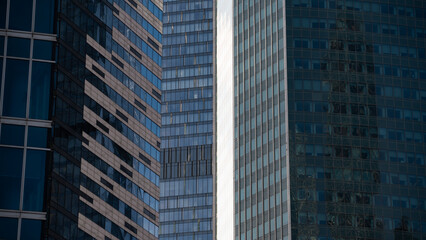 Obraz premium walls and empty windows of a modern building on a big city street without people