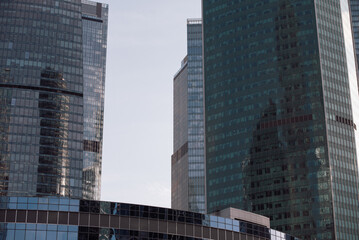 Obraz premium walls and empty windows of a modern building on a big city street without people