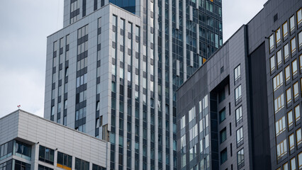 Obraz premium empty glass windows of a modern building with a reflection of the sky in the glass