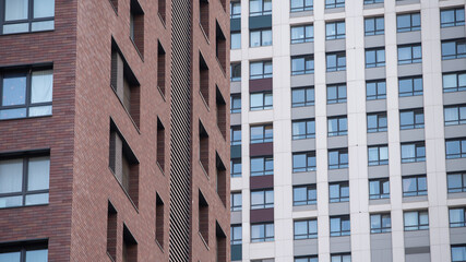 Obraz premium empty glass windows of a modern building with a reflection of the sky in the glass