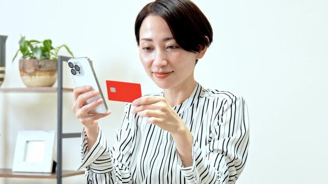 カードを使い買物をする女性
