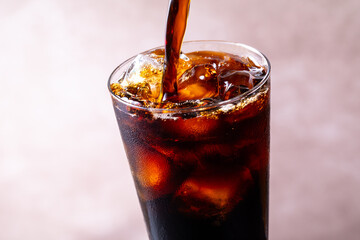 アイスコーヒーを注ぐ