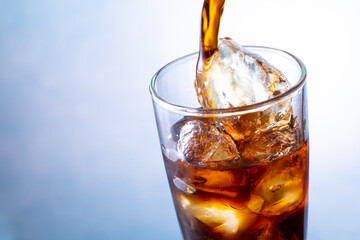 アイスコーヒーを注ぐ
