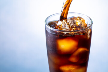 アイスコーヒーを注ぐ