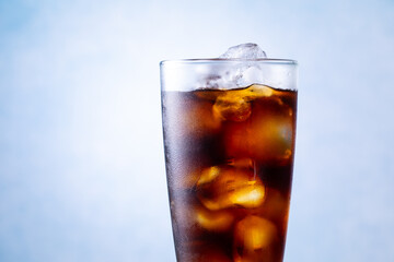 カフェでアイスコーヒーを飲む