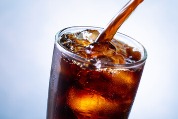 アイスコーヒーを注ぐ
