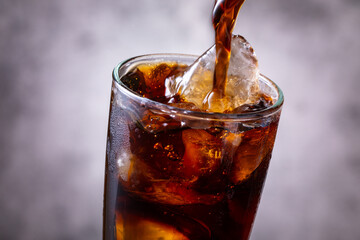 アイスコーヒーを注ぐ