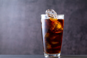 カフェでアイスコーヒーを飲む