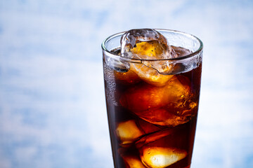 カフェでアイスコーヒーを飲む