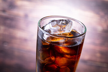 カフェでアイスコーヒーを飲む