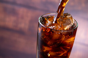 アイスコーヒーを注ぐ