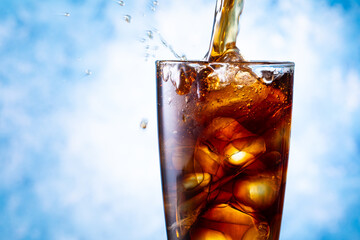 アイスコーヒーを注ぐ