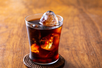 カフェでアイスコーヒーを飲む