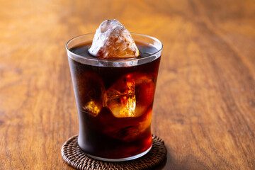 カフェでアイスコーヒーを飲む