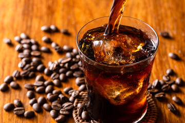 アイスコーヒーを注ぐ